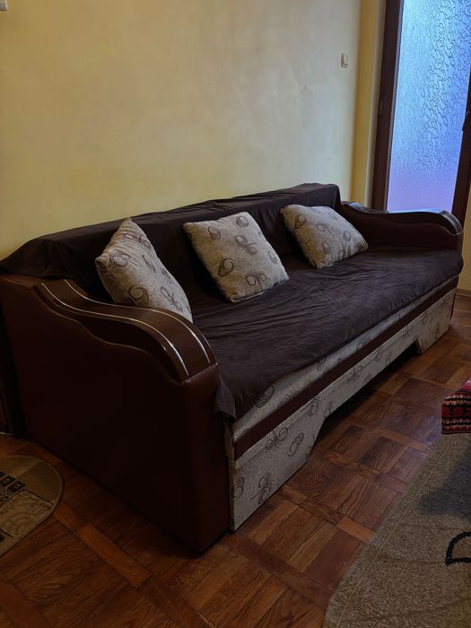 Vând o canapea din piele și două fotolii