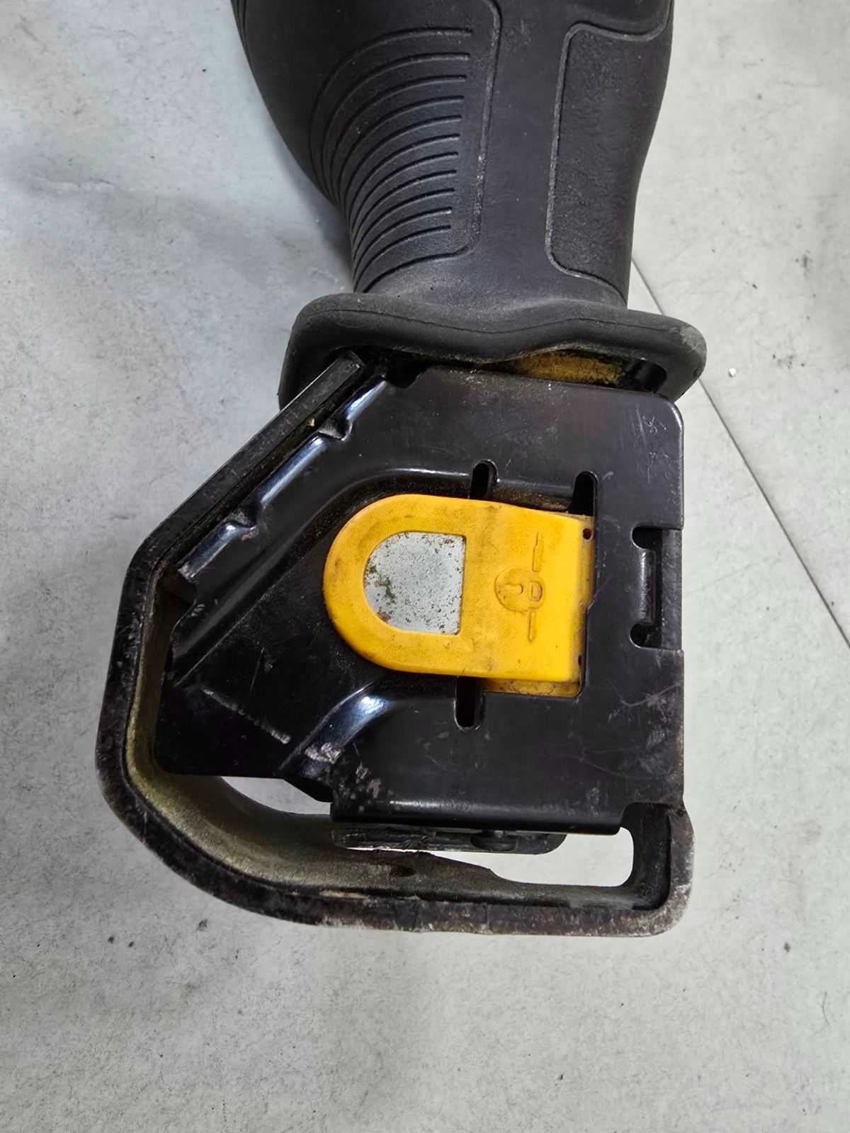 Електрически трион DeWALT DWE 305 PKQS