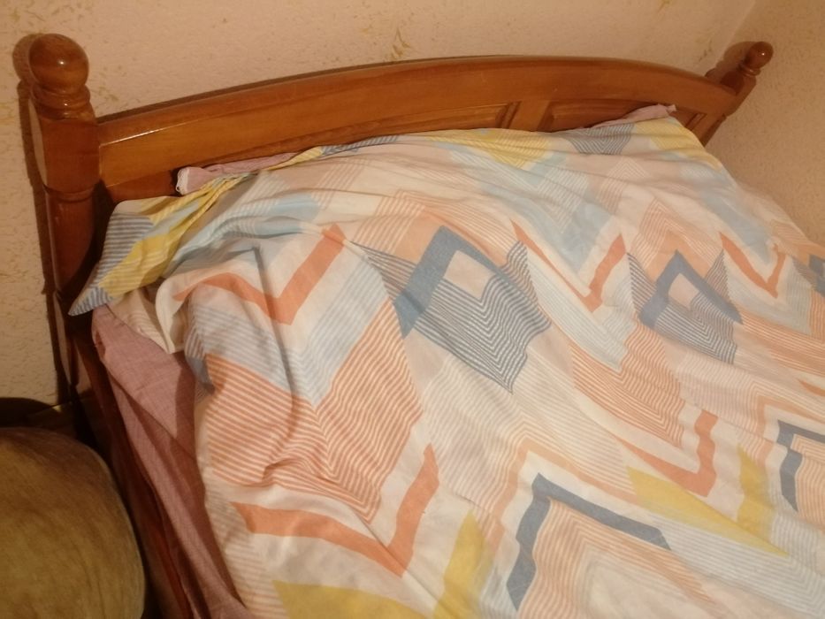 Спалня от дърво с матрак + подарък трикрилен гардероб