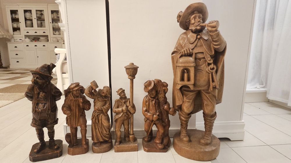 Statui vechi din lemn sculptate manual