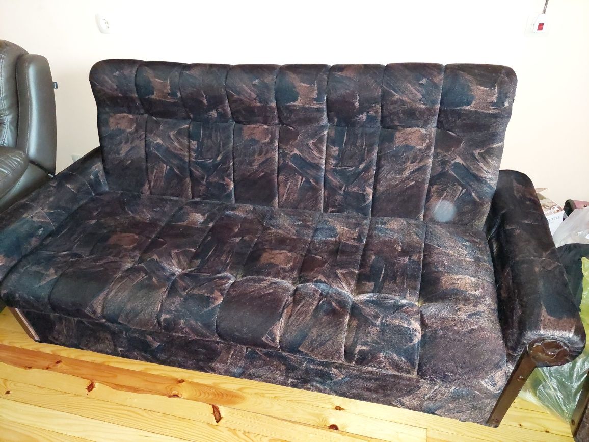 Холна гарнитура: диван два фотьойла и табуретки..
