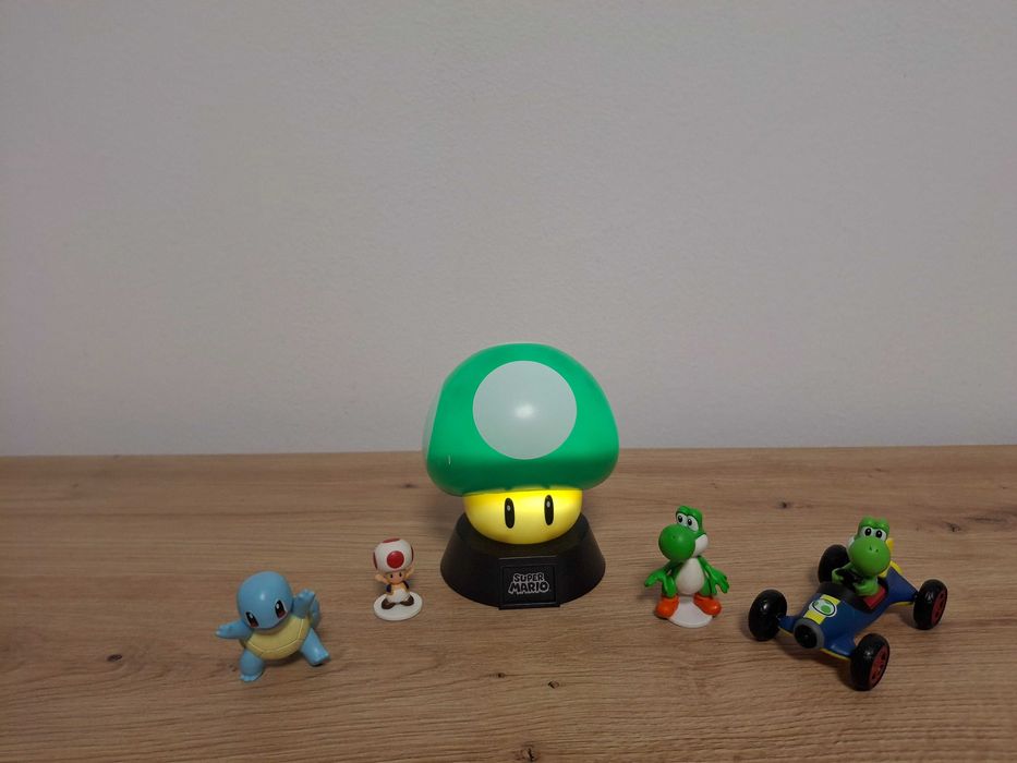 Vand lot cu 5 jucarii ( 4 Mario si 1 Pokemon)