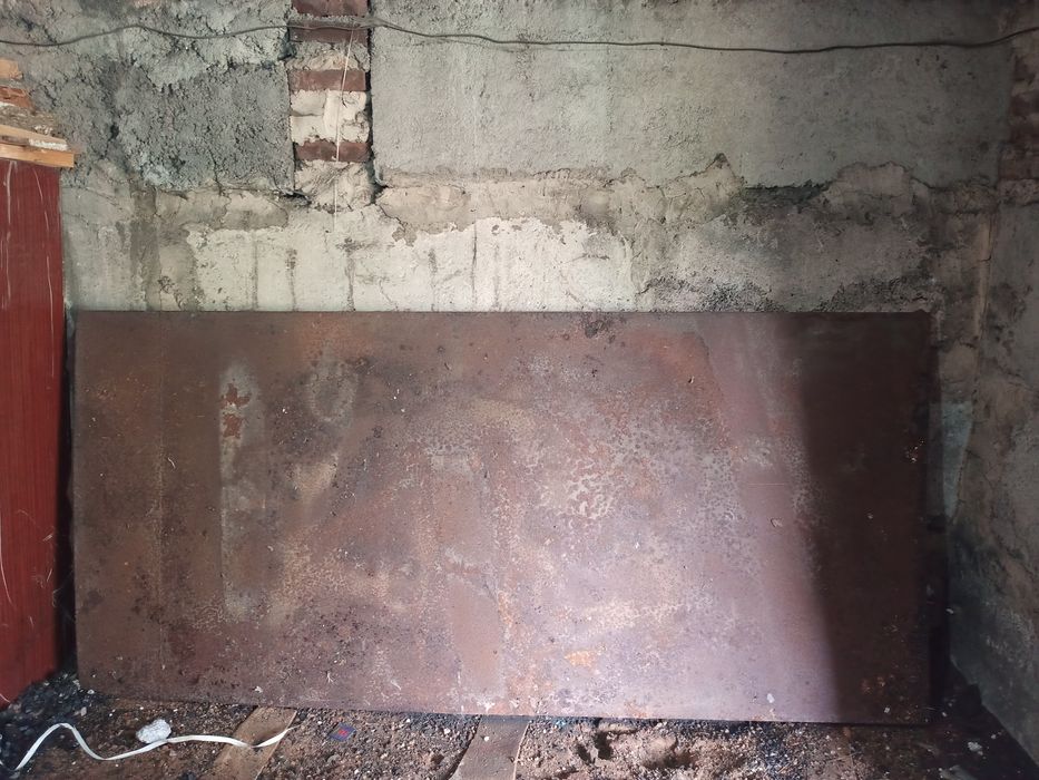 Лист железа, 1,3 на 2,8 м, толщина ~3 мм