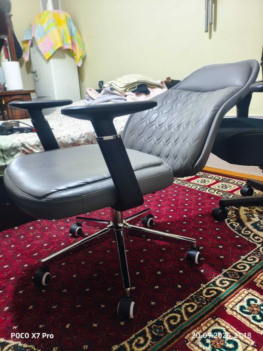 Продам срочно офисный стол и кресло (экокожа)