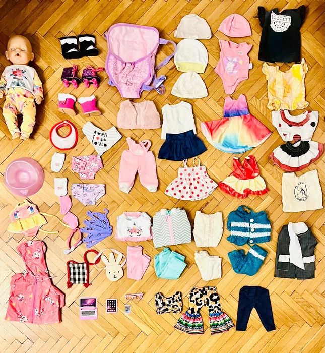 Baby Born, Bebe fetiță interactivă cu hăinuțe și accesorii