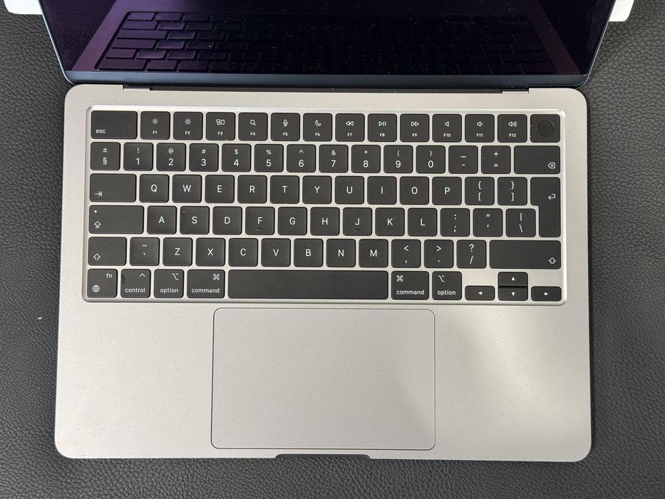 Продавам MacBook AIR M3 2024