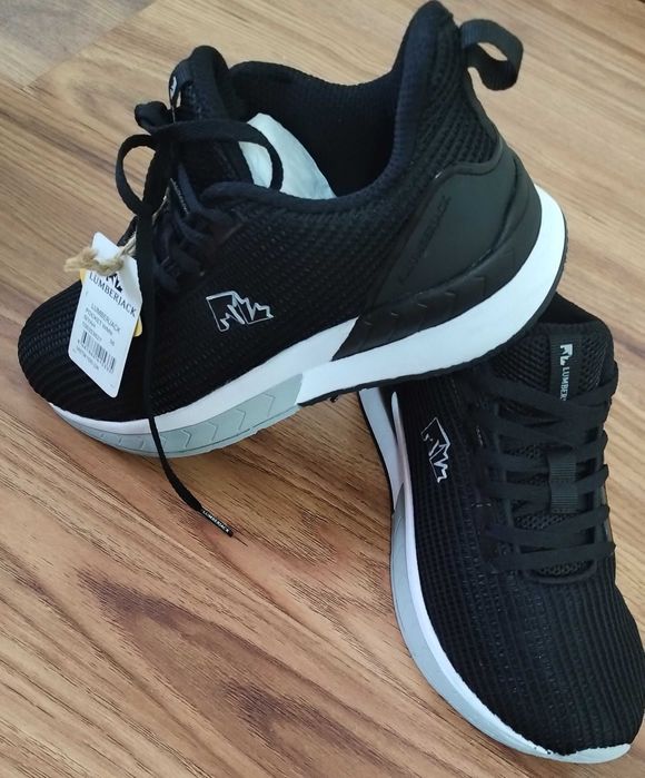 Новые кроссовки , 36 размер.