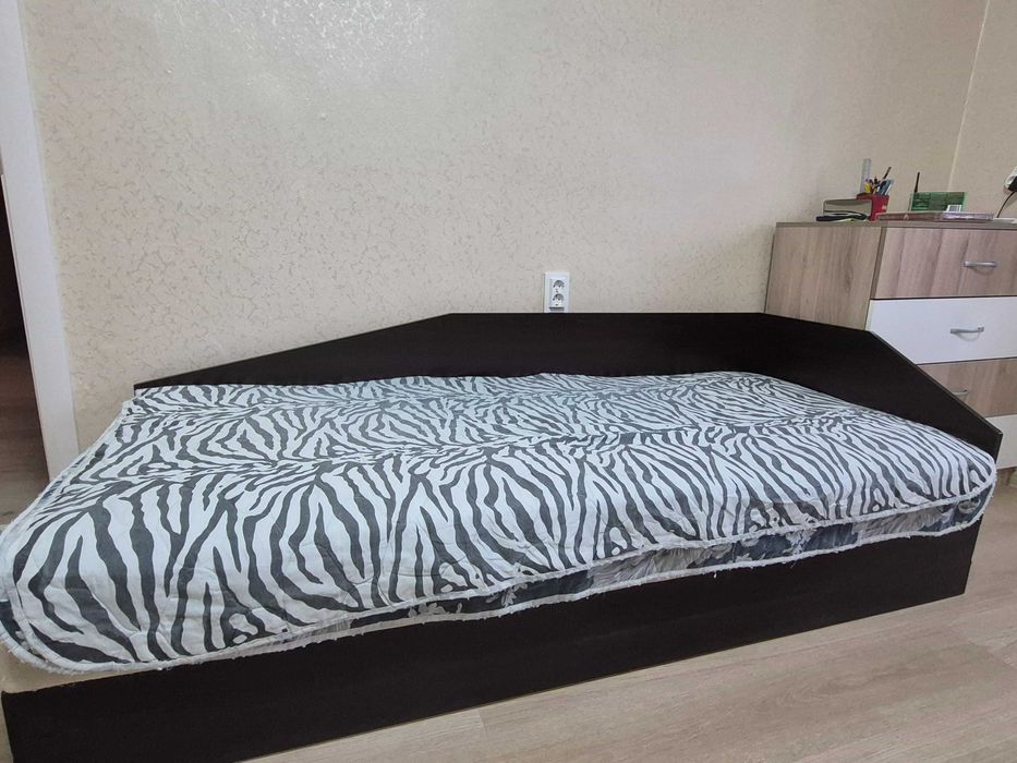 Единично легло с матрак и повдигащ механизъм