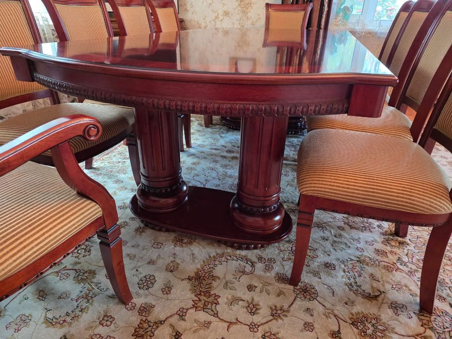 Стол со стульями