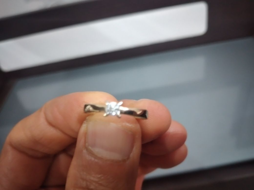 Кольцо женское с бриллиантом