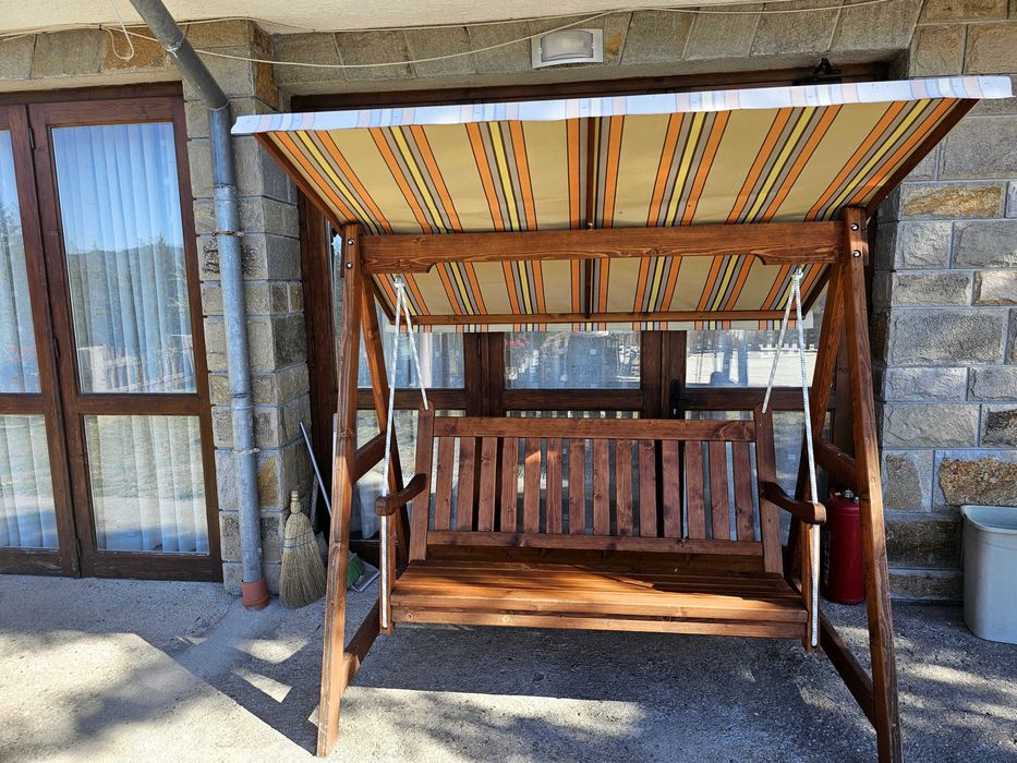 Масивна дървена люлка за 3 души – комфорт и стил за градината!