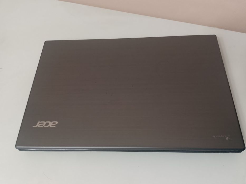 Игровой Ноутбук i3 8/120ssd держит заряд