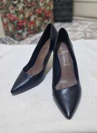 Элегантные и стильные черные кожаные туфли на каблуке