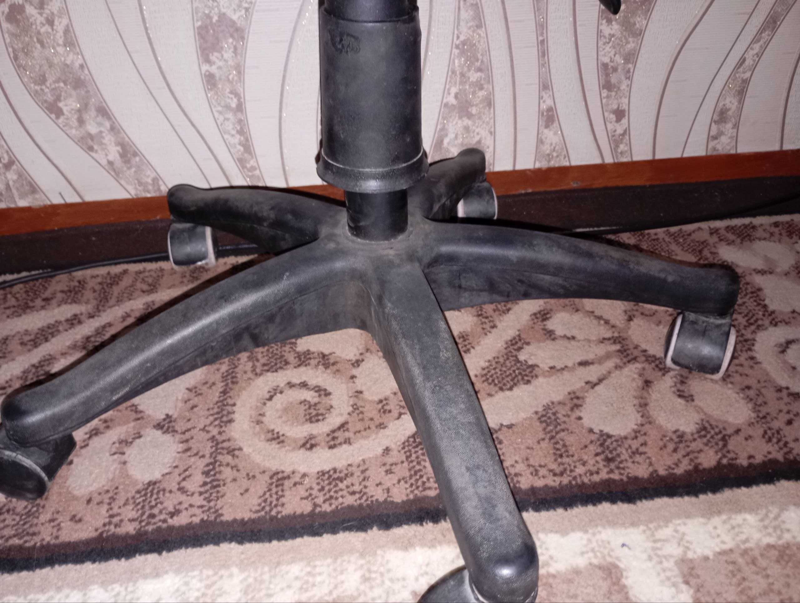 кресло офисное в