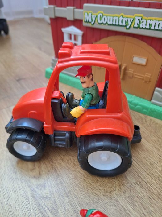 Ферма с животни и трактор