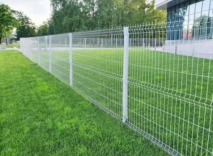 Construim garduri din plasă bordurata