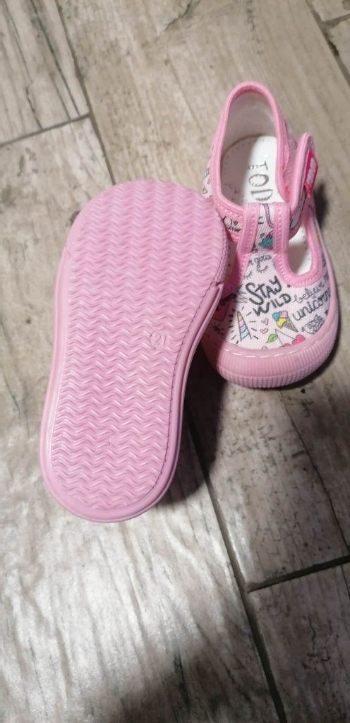 Чисто нови обувки за момиче