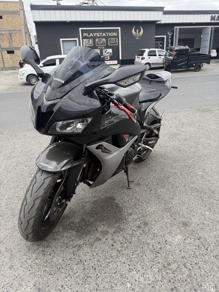 Honda cbr600rr sotiladi