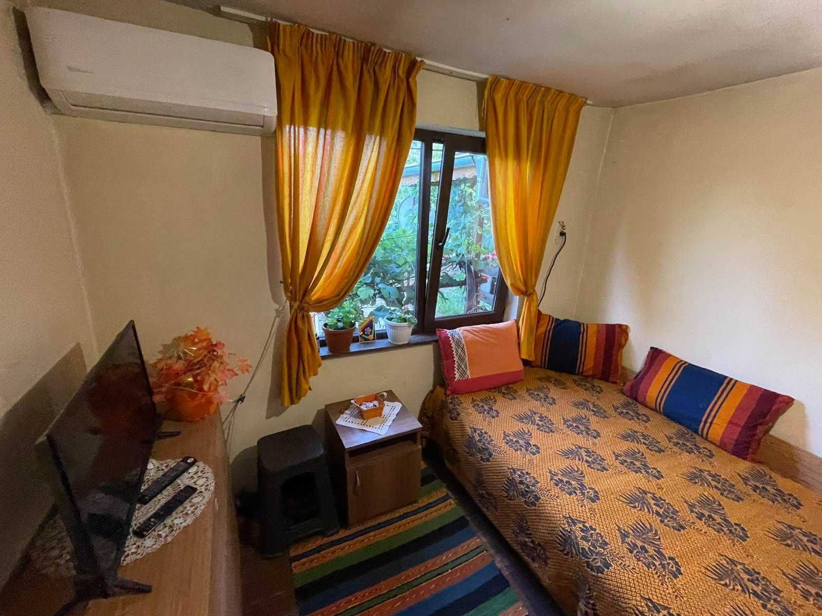 Продава се парцел 715 кв.м. + поддържана масивна къща в с. Медвен