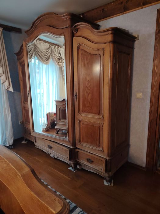 Vând mobila veche de dormitor