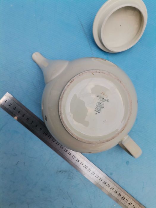 Стар порцеланов чайник