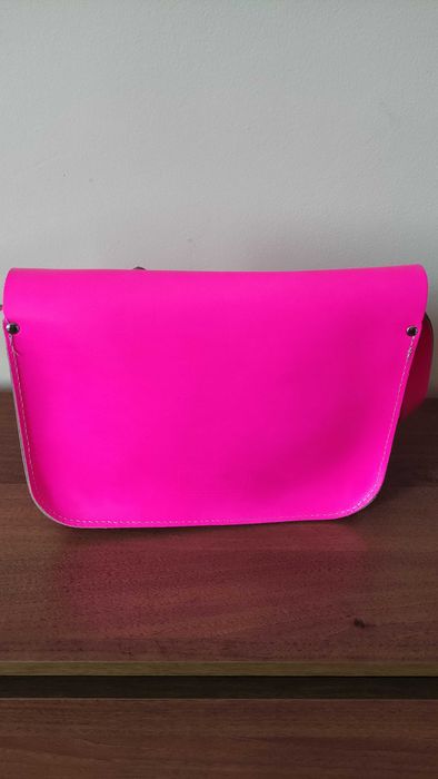 Маркова английска чанта от естествена кожа в неоново розово нова
