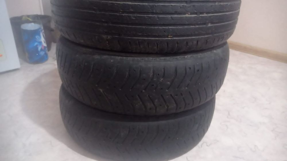 Продам старые шины зимние. От Ниссан алмера