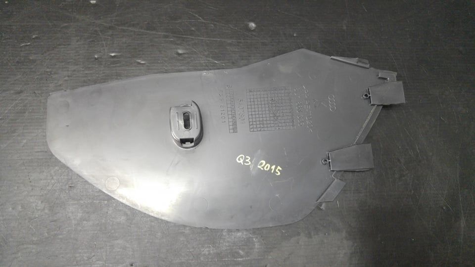 Ornament dreapta tunel central audi q3 8u 8u1863306