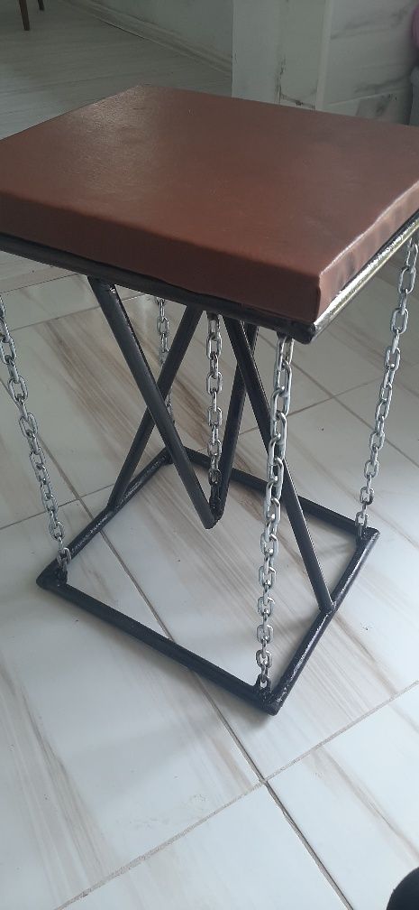 Mobilier rustic.Scaun din fier cu lanțuri