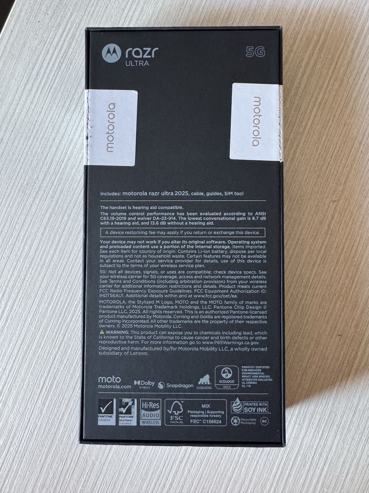 Motorola razr 60 512GB Alcantra-чисто нов