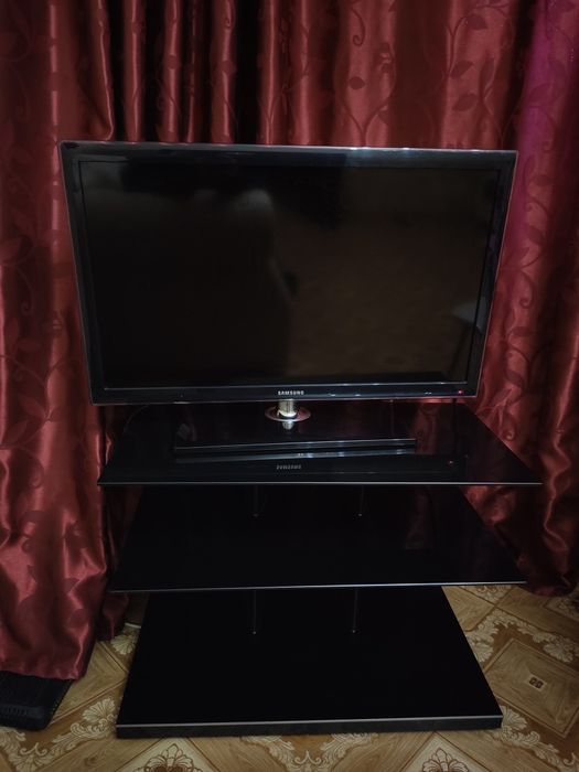 Телевизор + Тумба вместе. ТВ: Samsung, модель: UE32D4000NW