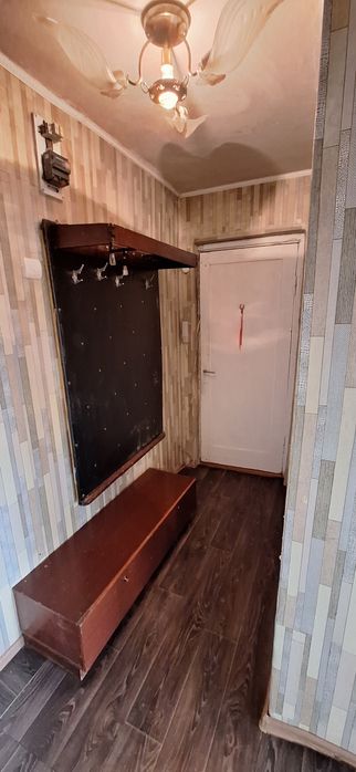 Продам 1 комн., 13 мкр., 4 этаж неугловая.