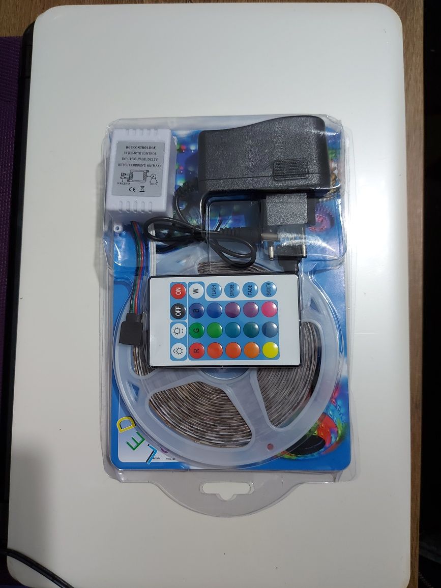 BANDA  LED  -5m ,multicoloră cu telecomanda -nouă