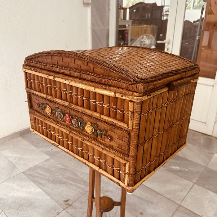 Винтидж плетено сандъче/шкафче с капак