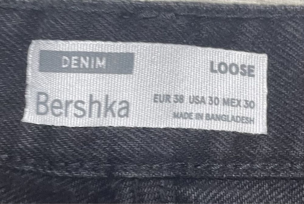 Blugi loose fit bershka,marimea ,negri ,marimea  38 EU