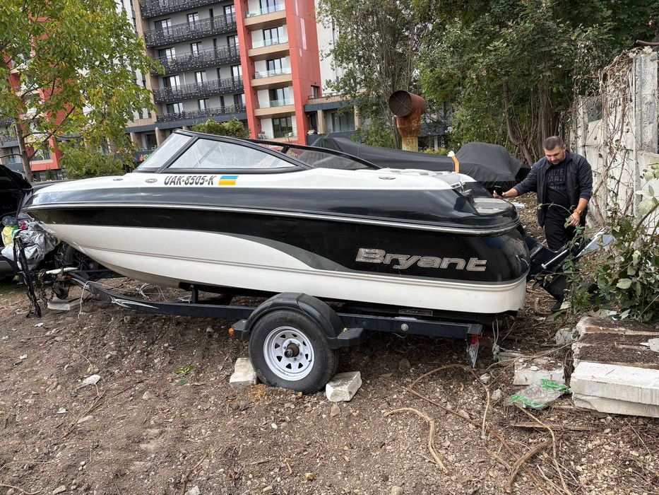 Vând o barcă Bryant 190DC cu motor Mercruiser 4.3 MPI de 210 CP