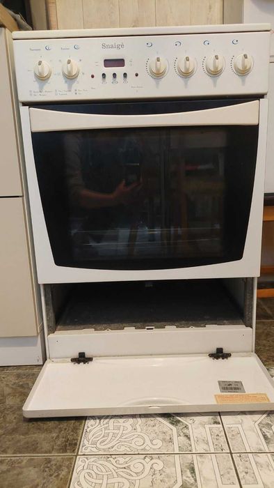 Продавам готварска печка "Снайге" стъклокерамичен плот и грил