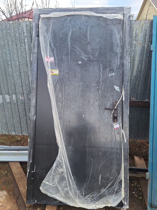 Продам входную железную дверь