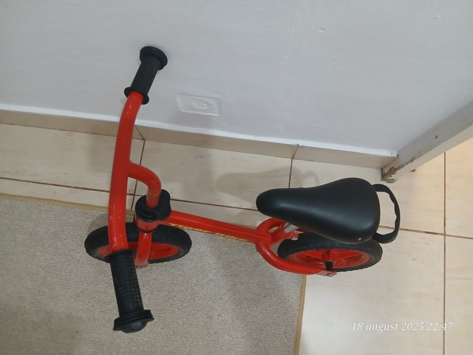 Vând bicicleta de echilibru