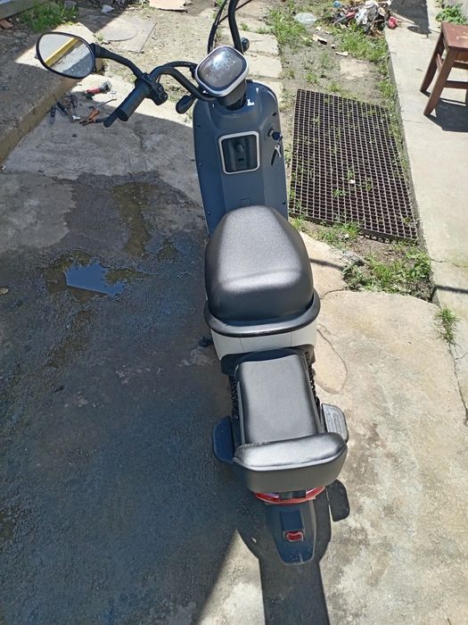 Scuterul este nou luat de o săptămână îl dau că plec din tara