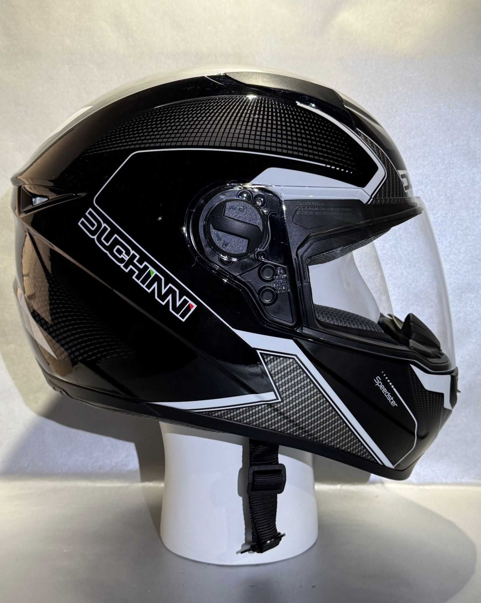 /НАМАЛЕНА/ Каска за мотор DUCHINNI D811 GLOSS BLACK размер M