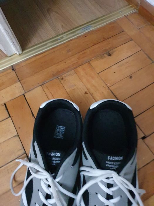 Vând o pereche adidasi