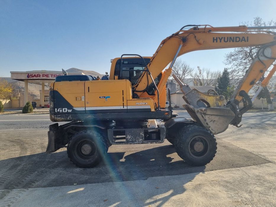 Hyundai 140 Sotiladi