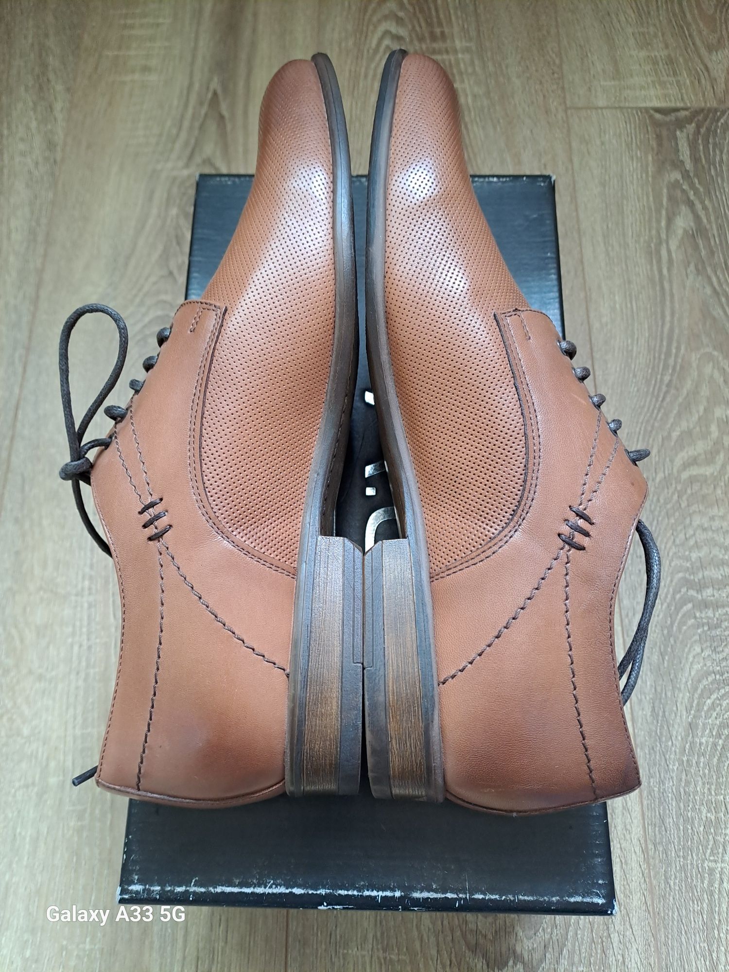 Vand pantofi noi din piele naturală pentru bărbați brand Anna Cori.
Ma