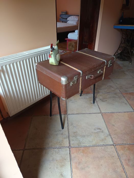 Valiza veche cu picioare metalice