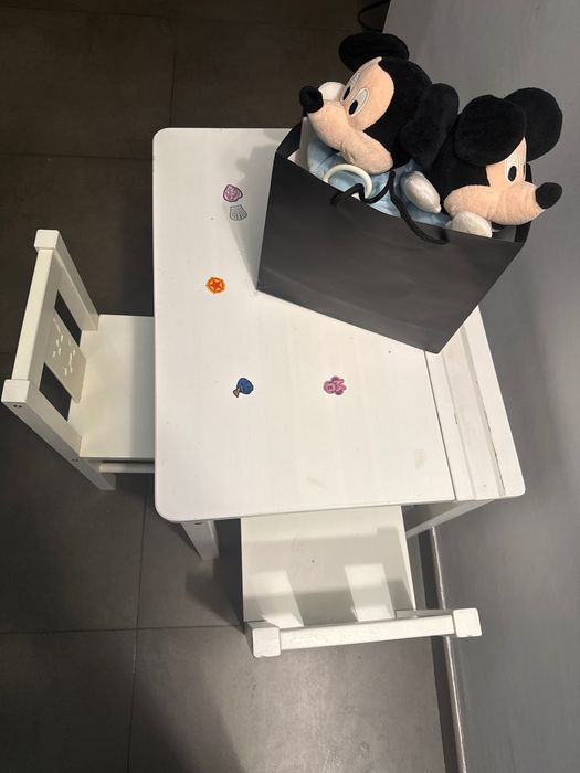 Pupitru și 2 scaune Ikea pt copii 3-7 ani