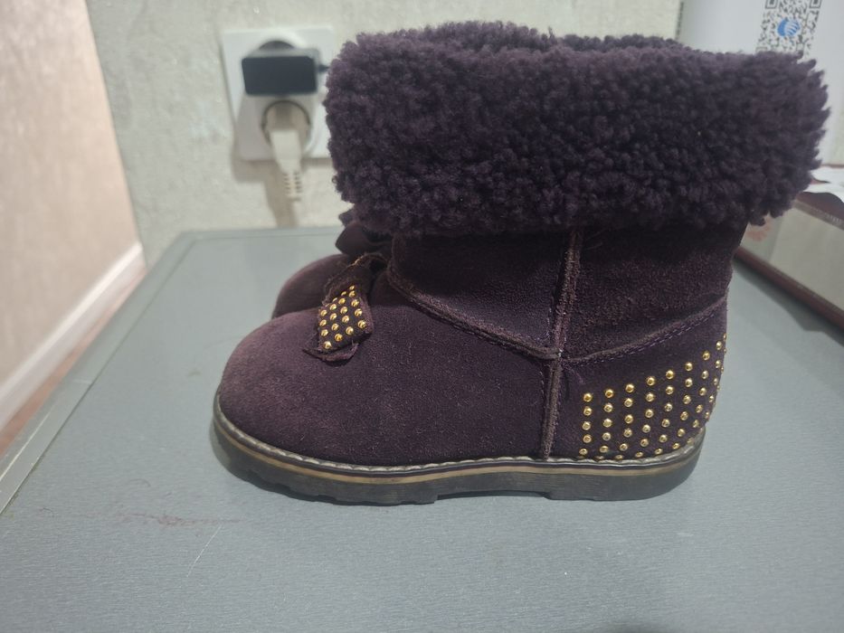 Продам сапоги на девочку натуральная замша.