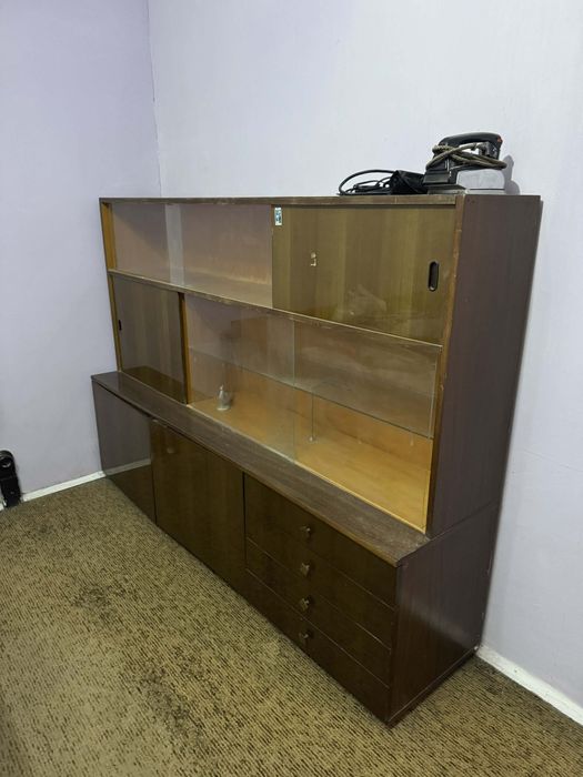 Салонен буфет със стакла и врати