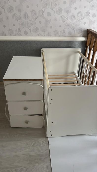 Продается детская кровать с тумбочками