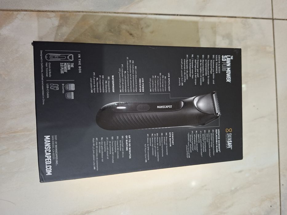 Aparat de tuns Manscaped include lumina cu led.